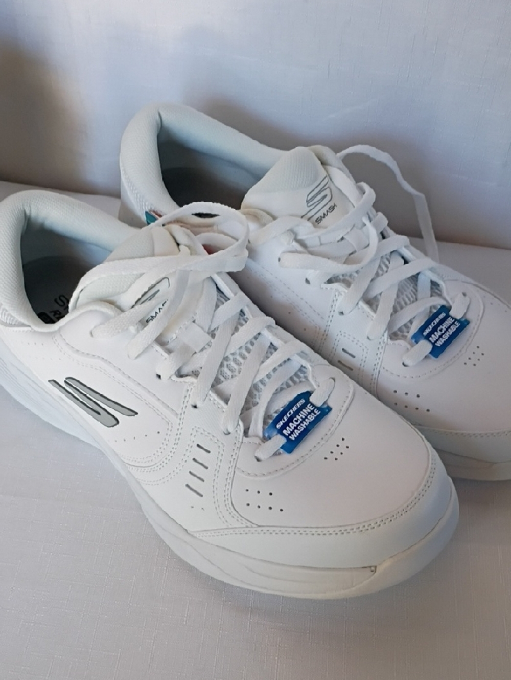 Skechers Men's White Athletic Relaxed Fit Lace-Up Sport Sneakers Size 10